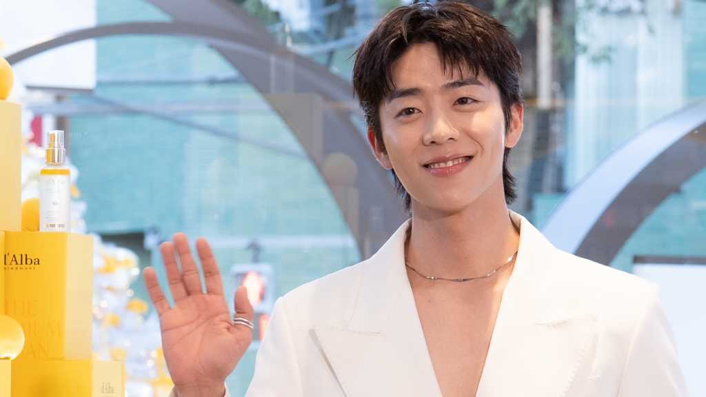 【PHOTO】チェ・ジョンヒョプ、日本に降臨！素肌ジャケット姿で登場…ホリデーシーズンを彩る爽やかスマイル