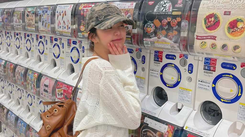 IVE ウォニョン、神戸を満喫！ガチャガチャにはしゃぐ姿が可愛すぎると話題に（動画あり）