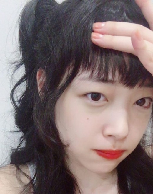 元f X ソルリ ゆるウェーブのキュートなヘアスタイルのセルフショットを公開 くるくる Kstyle