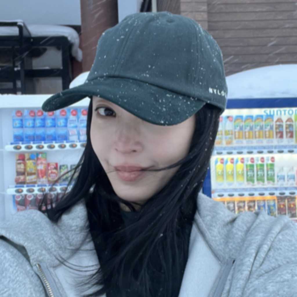 ハン・イェスル、10歳年下の夫と日本でスキーデート！自動販売機の前で自撮りも