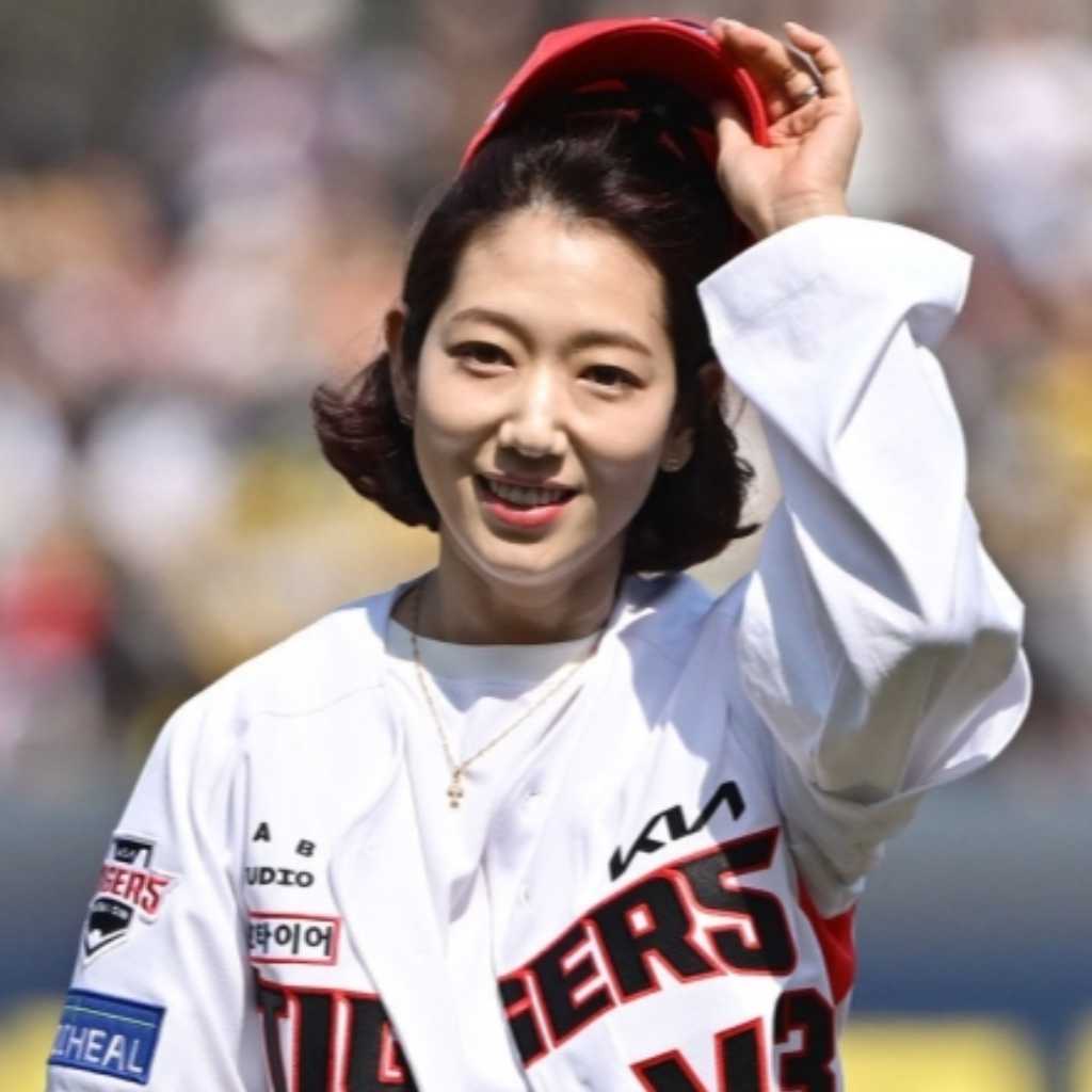 【PHOTO】パク・シネ、始球式に登場…爽やかなユニフォーム姿で笑顔