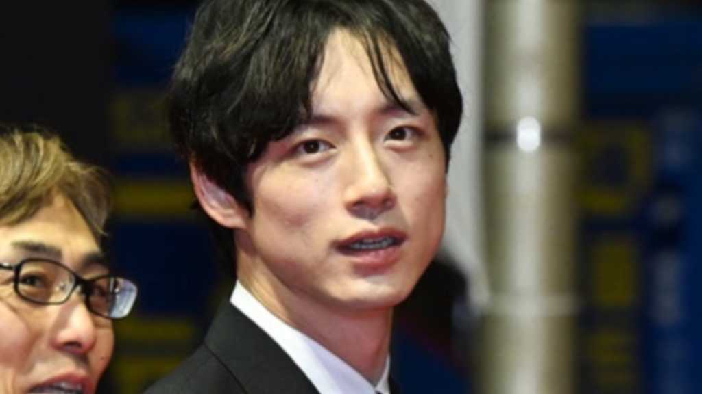 坂口健太郎、文春砲から1週間…「釜山国際映画祭」レッドカーペットで公の場に初登場