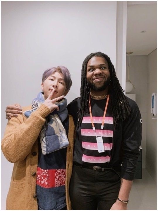 Bts 防弾少年団 のrm イギリスのシンガーソングライターmnekと認証ショット ついに会えた 過去に共同作業も Kstyle