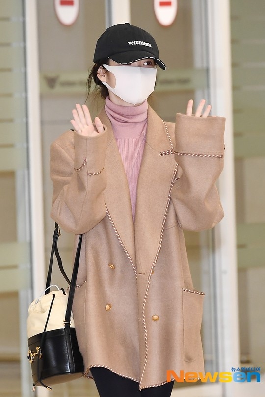 Photo Iu スケジュールを終えて帰国 手を振って挨拶 動画あり Kstyle