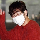 【PHOTO】DinDin、バラエティ番組の収録を終えて帰宅…手を振って挨拶