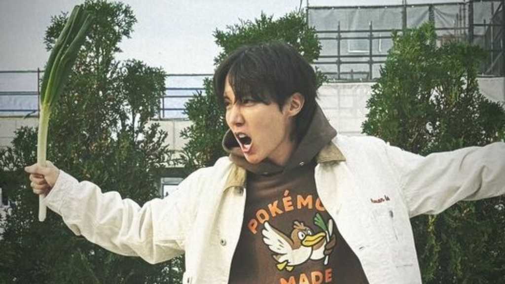 BTSのJ-HOPE、ネギを持ってキャラクターの真似？遊び心満載の近況ショットが話題