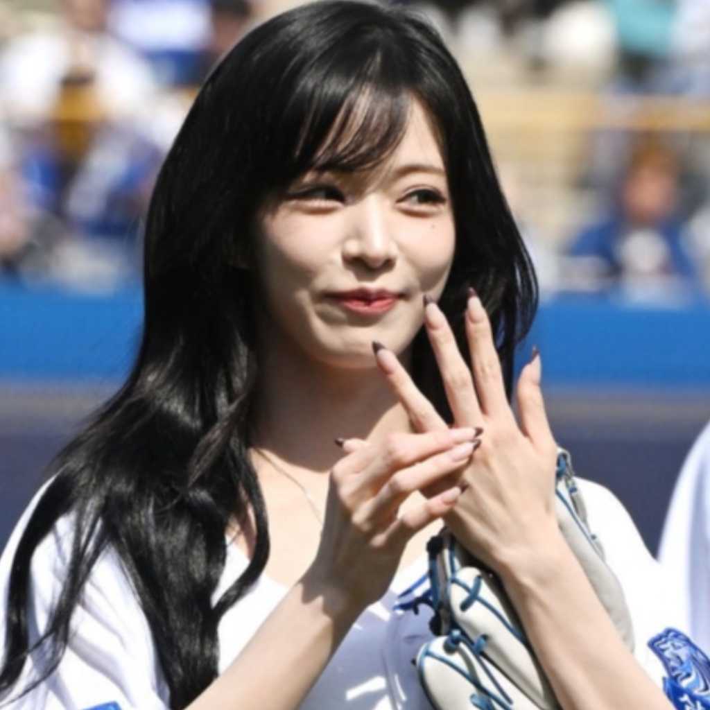 【PHOTO】fromis_9 イ・チェヨン、始球式に登場…爽やかなユニフォーム姿