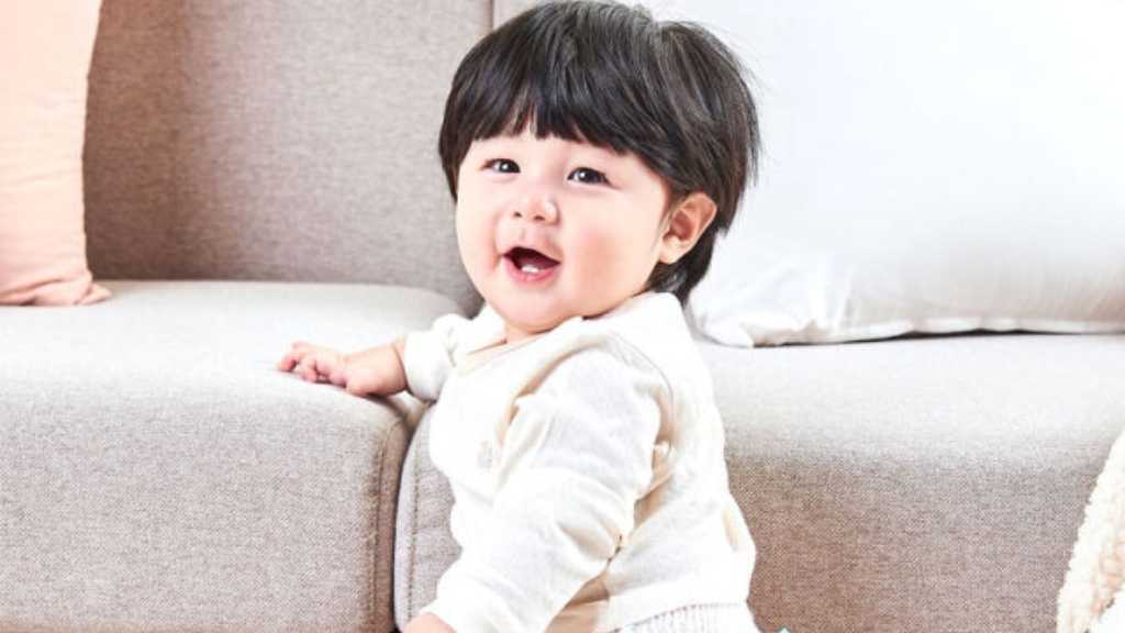 シム・ヒョンタクの息子ハルくん、おむつブランド「KAIYA」のモデルに抜擢!笑顔溢れる写真に注目
