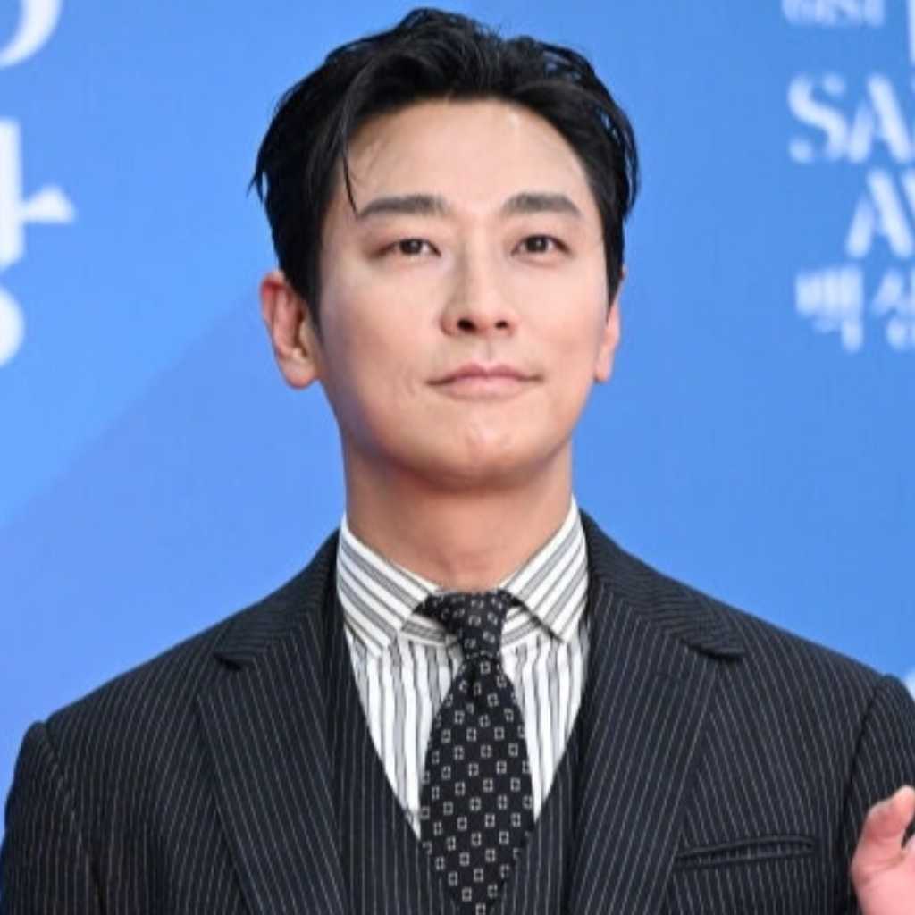 「再婚承認を要求します」チュ・ジフンの衣装にナチスの勲章?公開前から議論に…制作会社が謝罪