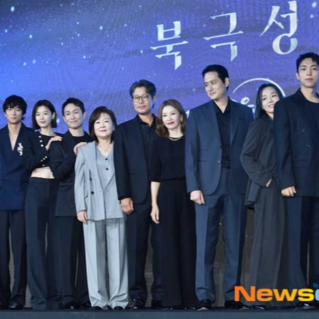 【PHOTO】チョン・ジヒョン、腹チラコーデで登場！カン・ドンウォンら、Disney+「北極星」制作発表会に出席（動画あり）