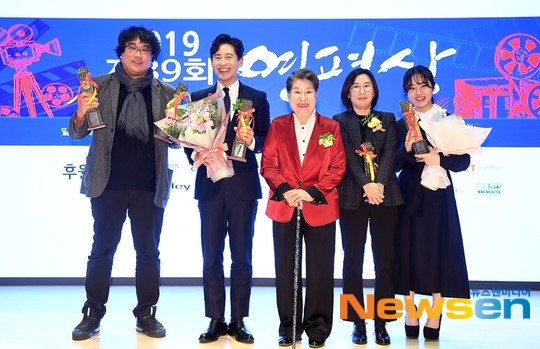 Photo ポン ジュノ監督 キム ヒャンギ シン ハギュンら 第39回韓国映画評論家協会賞 授賞式に出席 Kstyle