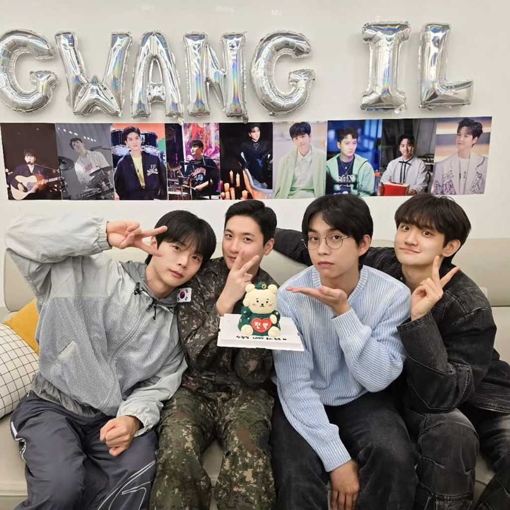 LUCY シン・グァンイル、本日（3/1）除隊！メンバーとお祝いの円陣も…生配信でファンに挨拶（動画あり）