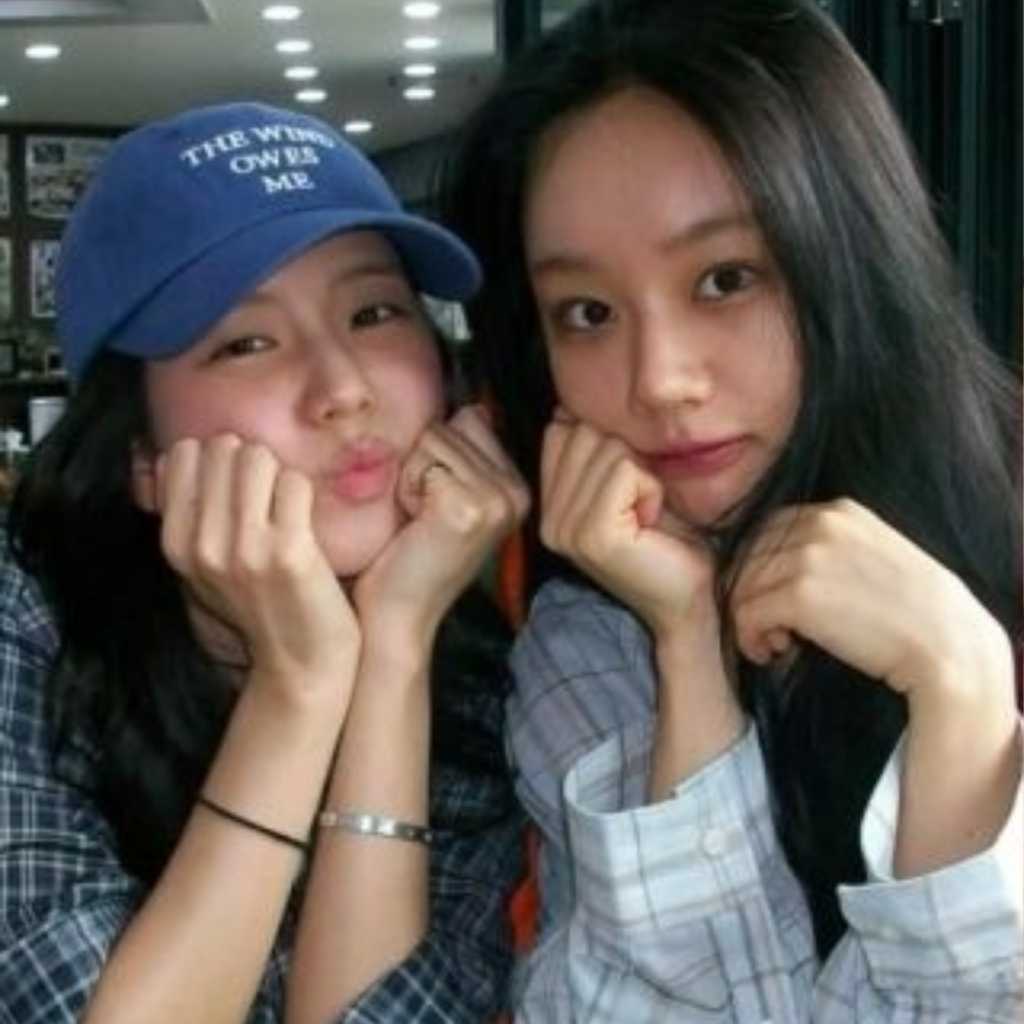 BLACKPINK ジス、Girl's Day ヘリ＆チョン・ホヨンと旅行を満喫！可愛らしい寝顔ショットに注目