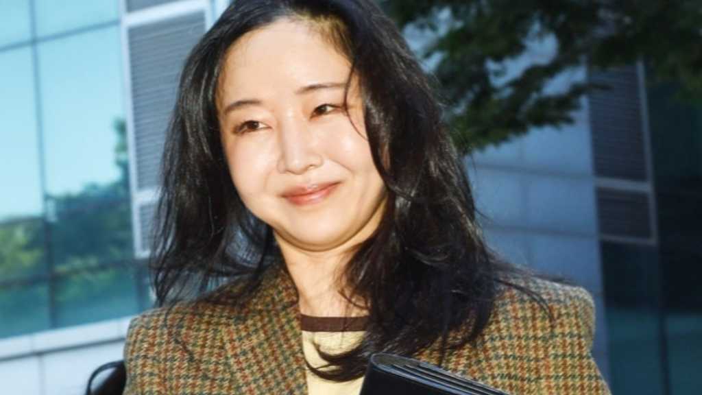 【PHOTO】ミン・ヒジン、久しぶりに報道陣の前に…HYBEとの裁判控え笑顔も