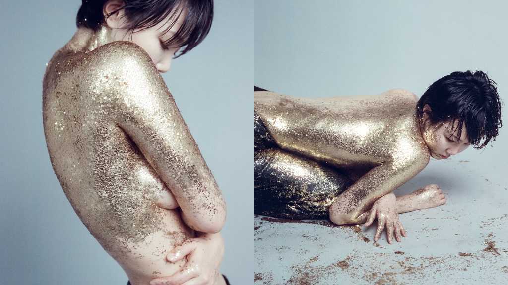 イ・ギョンシルの娘ソン・スア、衝撃的なセミヌード写真が話題…全身金箔の芸術的なビジュアル