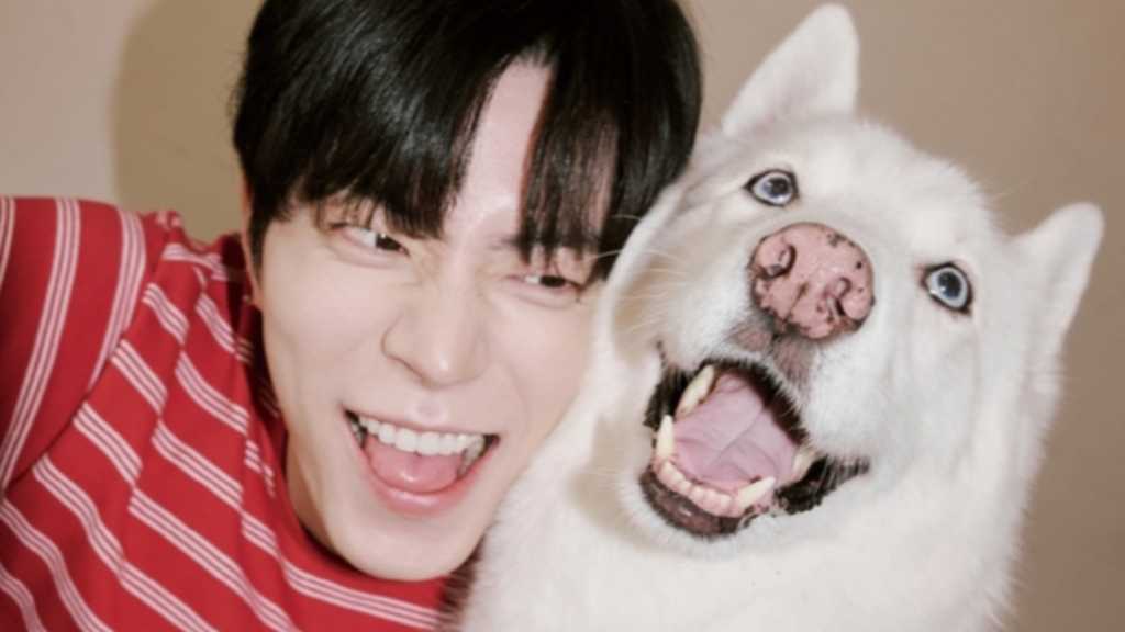 ホン・ジョンヒョン、笑顔がそっくり！？愛犬と撮ったグラビアが話題