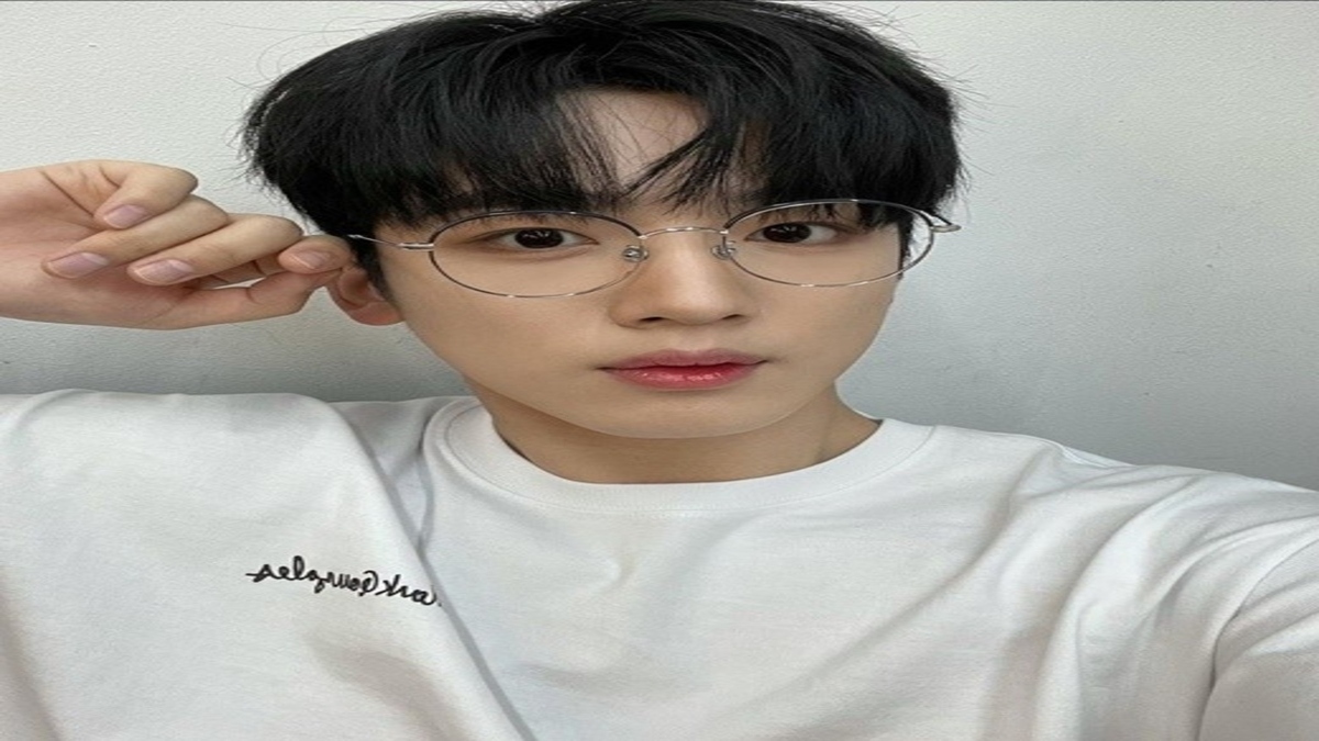 Wei キム ヨハン イケメンすぎる近況ショットを公開 メガネをかけた姿に胸キュン Kstyle