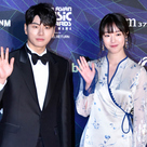 【PHOTO】唐田えりか＆イ・イギョンが「2019 MAMA」レッドカーペットに登場！