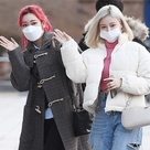 【PHOTO】MOMOLAND ジェイン＆ナンシー、ラジオ番組の収録に参加…冬らしいファッションに注目