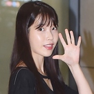 【PHOTO】IU、中国でのファンミーティングを終えて帰国“光るビジュアル”