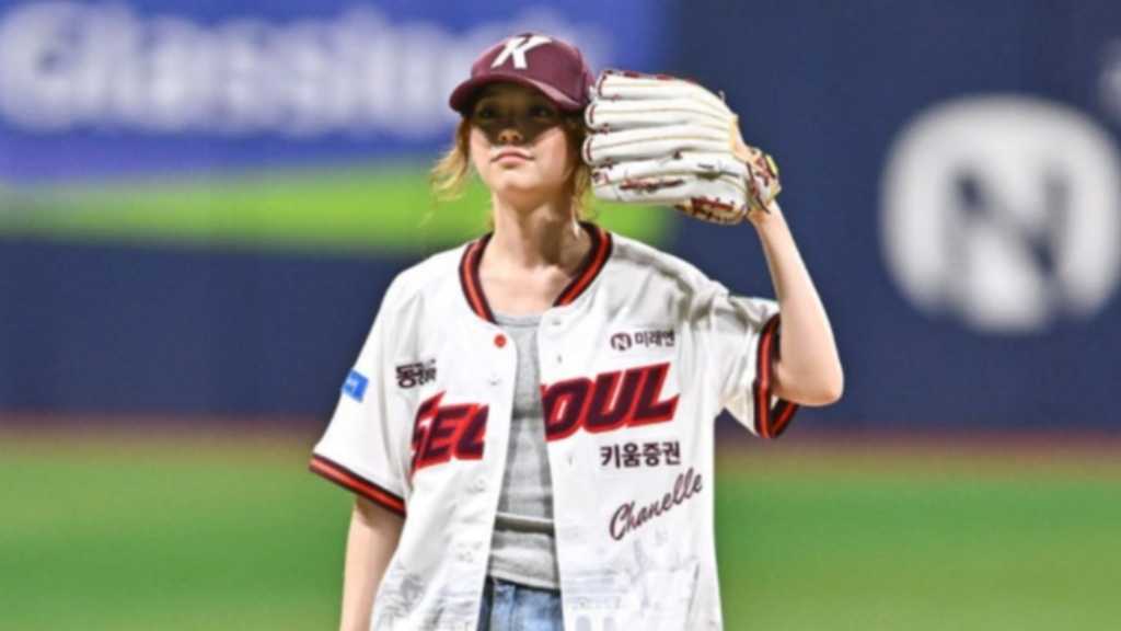 【PHOTO】FIFTY FIFTY ムン・シャネル、始球式に登場…力強い投球フォーム