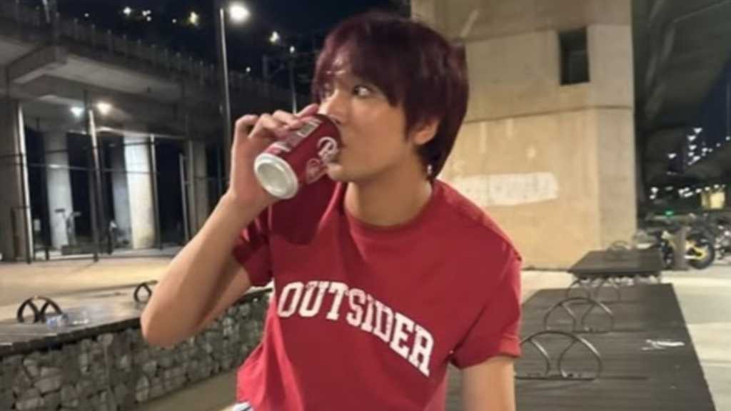 NCT ヘチャン、変装せずに夜の街中へ！ピザを食べる“彼氏風ショット”が話題