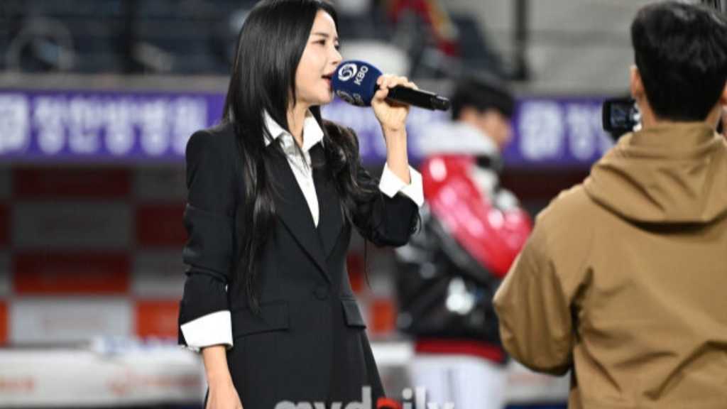 【PHOTO】MAMAMOO ソラ、国歌斉唱のため野球場に登場