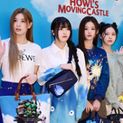 【PHOTO】NMIXX、ロエベ&スタジオジブリ「ハウルの動く城」ポップアップイベントに出席(動画あり)