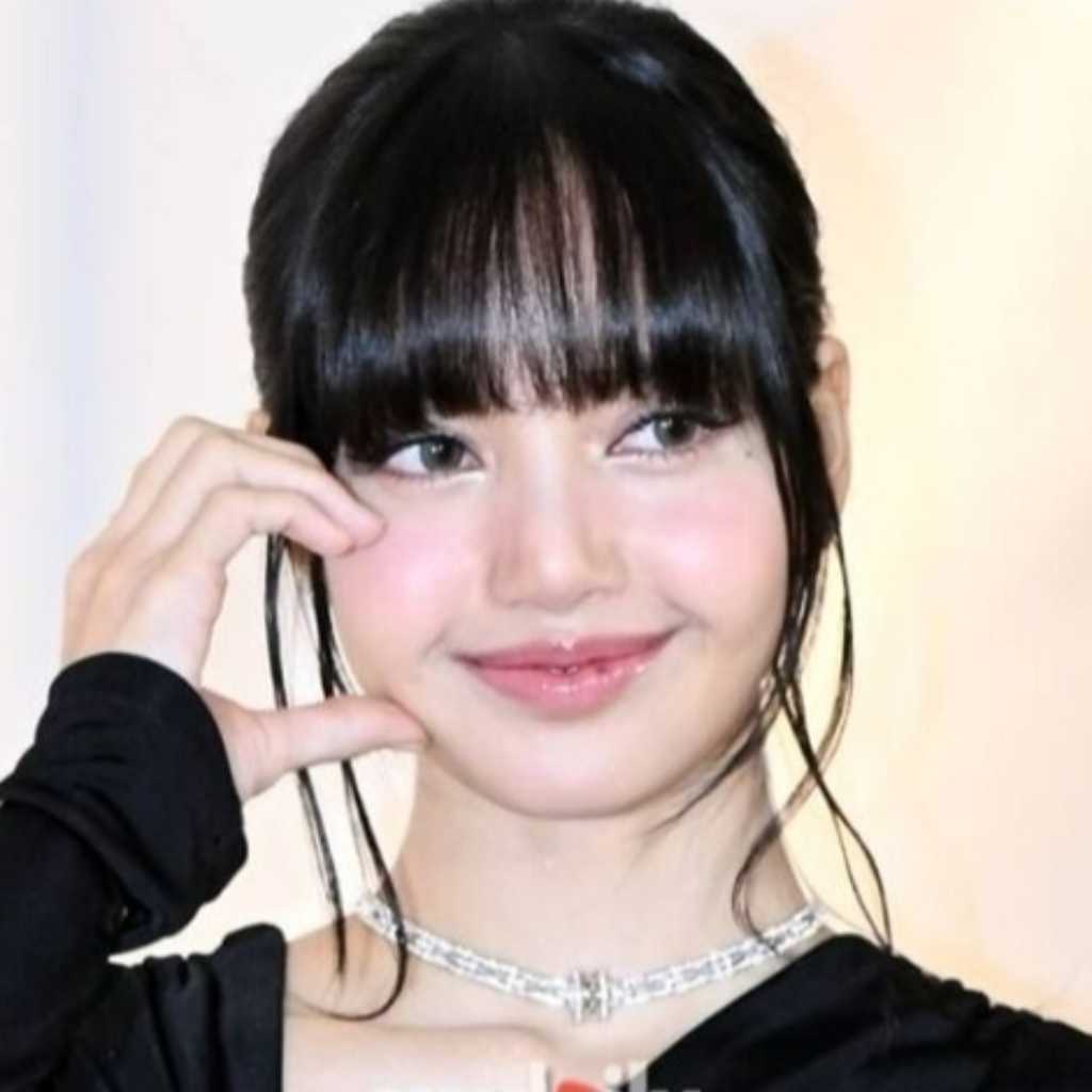 BLACKPINK リサ、セクシーなシースルー衣装で美ボディをアピール！