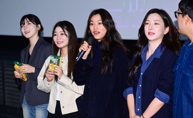 【PHOTO】元Weki Meki キム・ドヨン＆宇宙少女 ウンソら、映画「アメーバ少女たちと学校怪談：開校記念日」舞台挨拶に出席