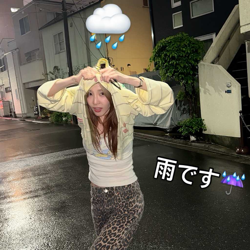 2NE1のDARA、東京の街中に！雨を避ける可愛らしい姿やコンビニを楽しむ滞在ショット公開