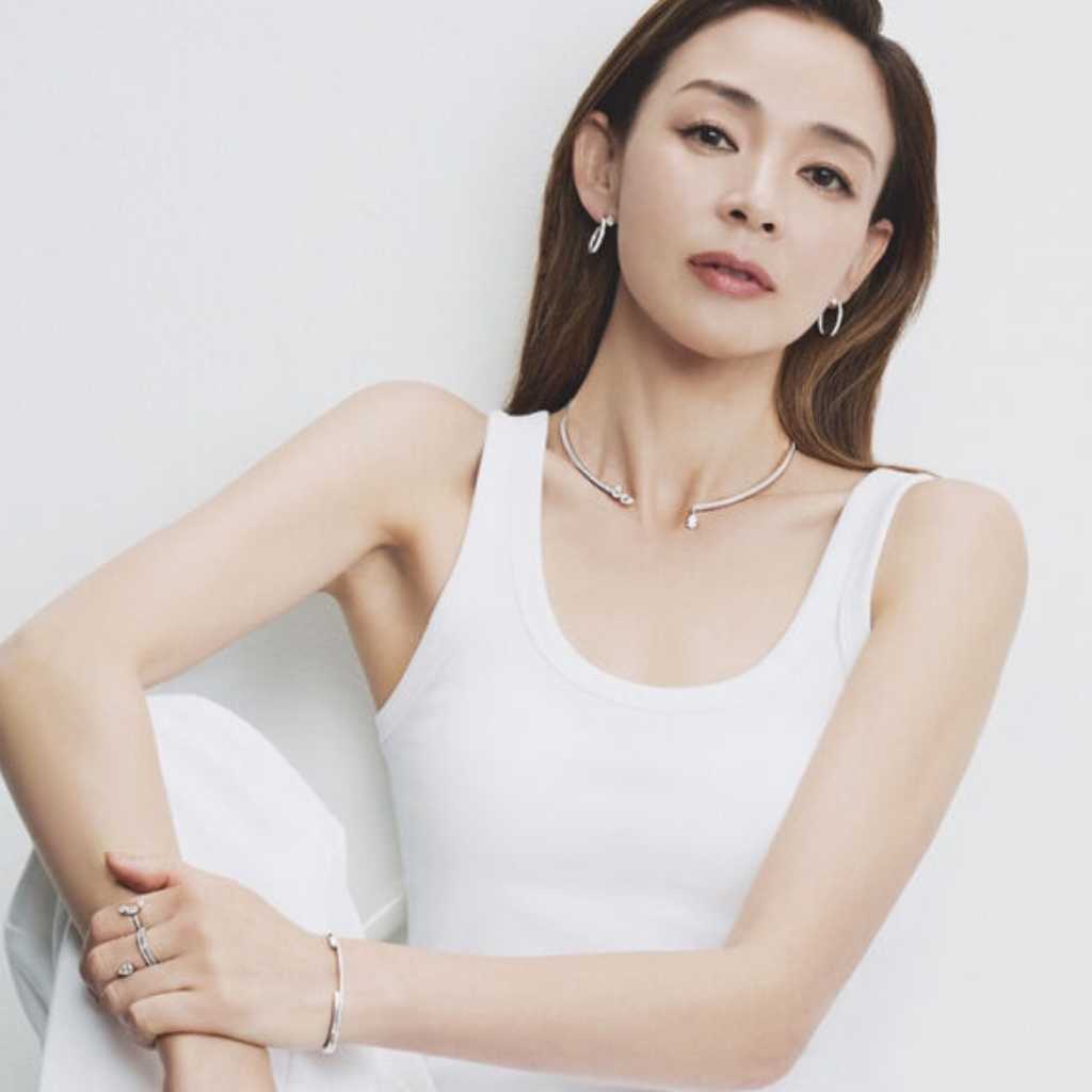 SHIHO、秋山成勲からのプレゼントで話題のジュエリーブランドとコラボ…美しさ際立つグラビアを披露