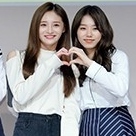 【PHOTO】I.O.I、ファミーティングに出席“キュートなハートポーズ”