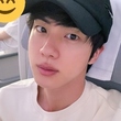 BTS（防弾少年団） ジン、機内で撮ったセルフショットを公開…帽子でも隠せないカッコ良さにファン悶絶