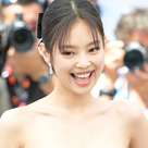 【PHOTO】BLACKPINK ジェニー「第76回カンヌ国際映画祭」フォトコールイベントに登場…眩しい笑顔