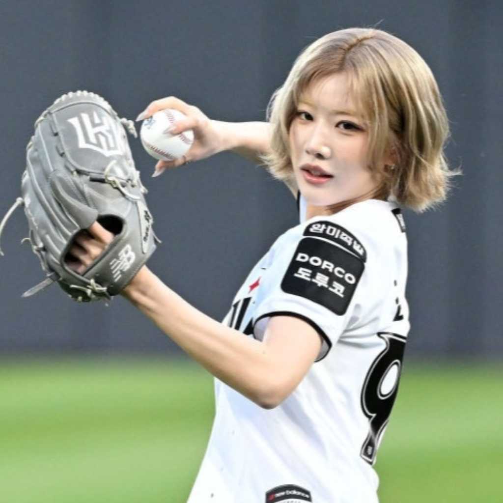 【PHOTO】ARTMS キムリップ＆ジンソル、始球・始打式に登場…可愛らしいユニフォーム姿