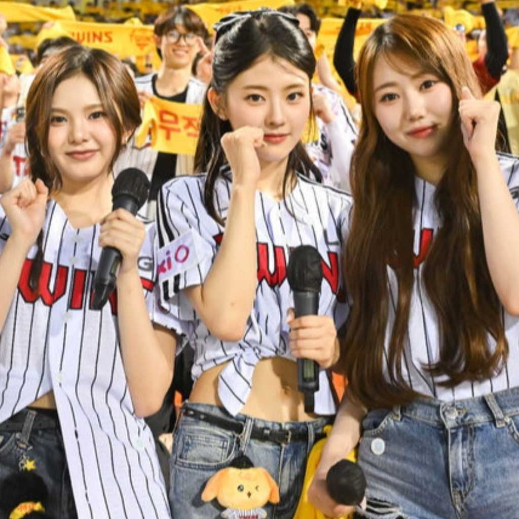 【PHOTO】KIIRAS、始球式に登場…ユニフォーム姿で祝賀ステージも披露