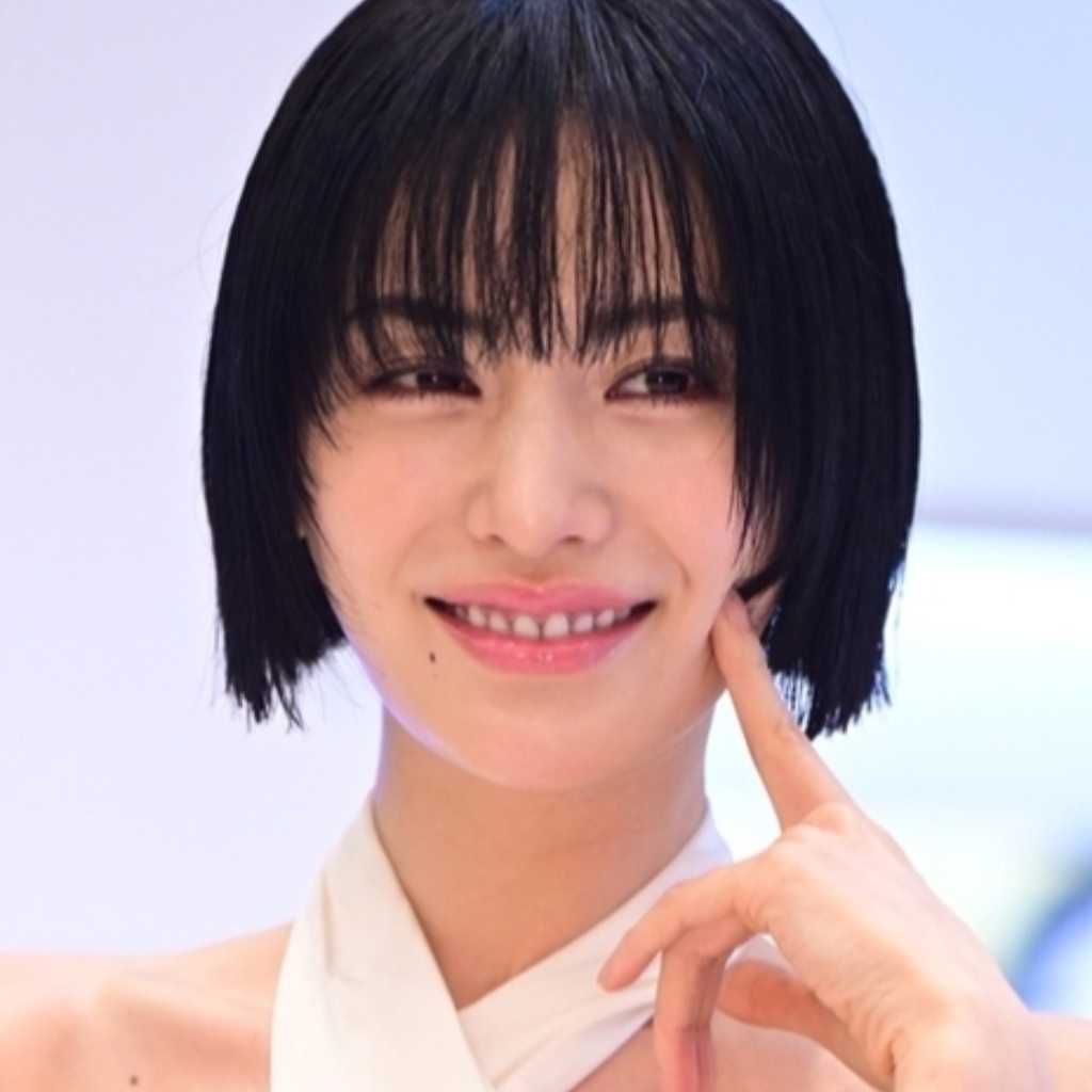 ナナ、セクシーな下着姿で大胆ポーズ！スリムなウエスト＆美脚に驚き