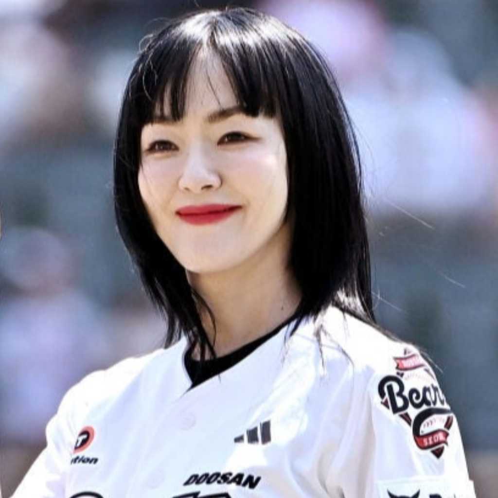 【PHOTO】紫雨林、始球・始打式に登場…爽やかなユニフォーム姿