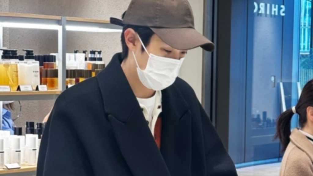 チェ・ウシク、日本のコスメショップで買い物も！近況ショットが話題