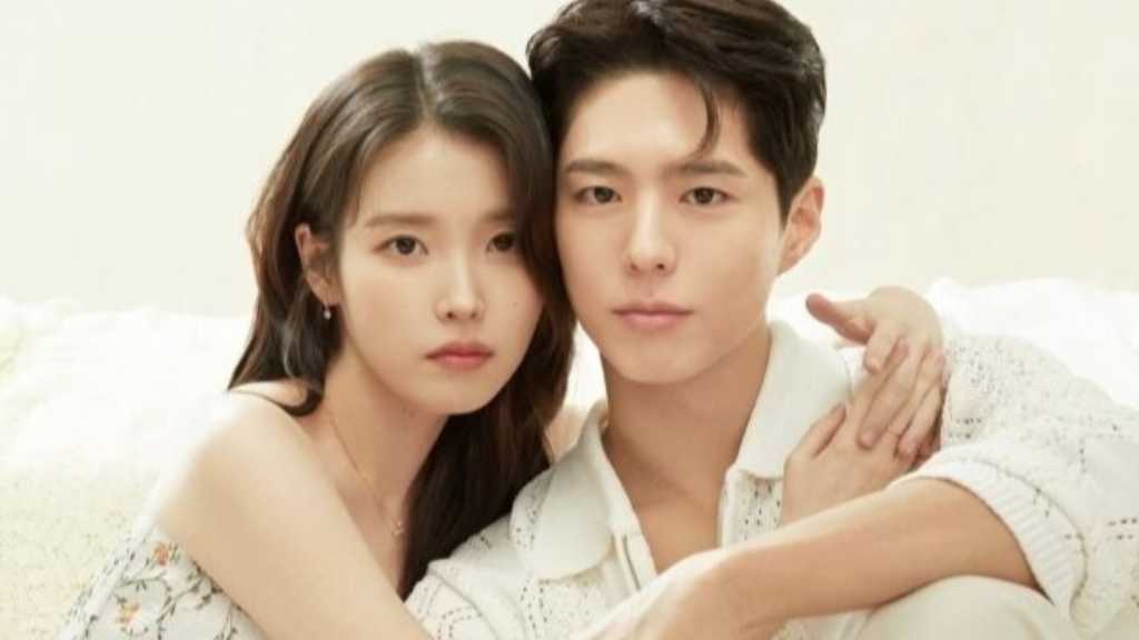 IU＆パク・ボゴム、密着にボディタッチも…まるで本当の恋人！？グラビアに釘付け