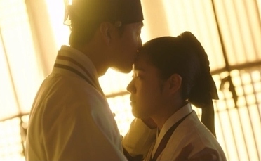 「朝鮮精神科医ユ・セプン2」キム・ミンジェ、キム・ヒャンギのおでこにキス“一生大切にします”【ネタバレあり】