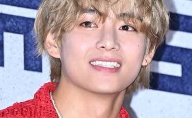 BTSのV、入隊中にミュージカルを観覧…チョン・ソナらとの記念ショットが話題に(動画あり)