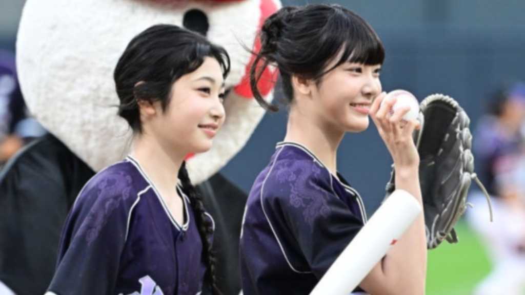 【PHOTO】TUIDE セア&サキ、始球・始打式に登場…メンバーたちも笑顔で挨拶