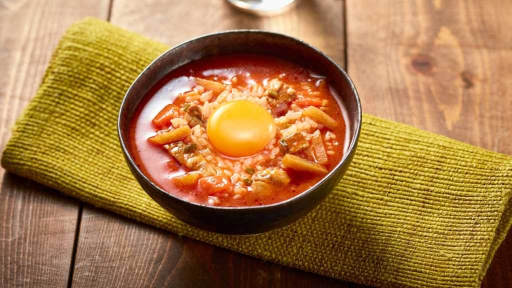「スープでごちそうごはん」シリーズから“旨辛トマトチゲ”が新登場!8月25日より全国で発売
