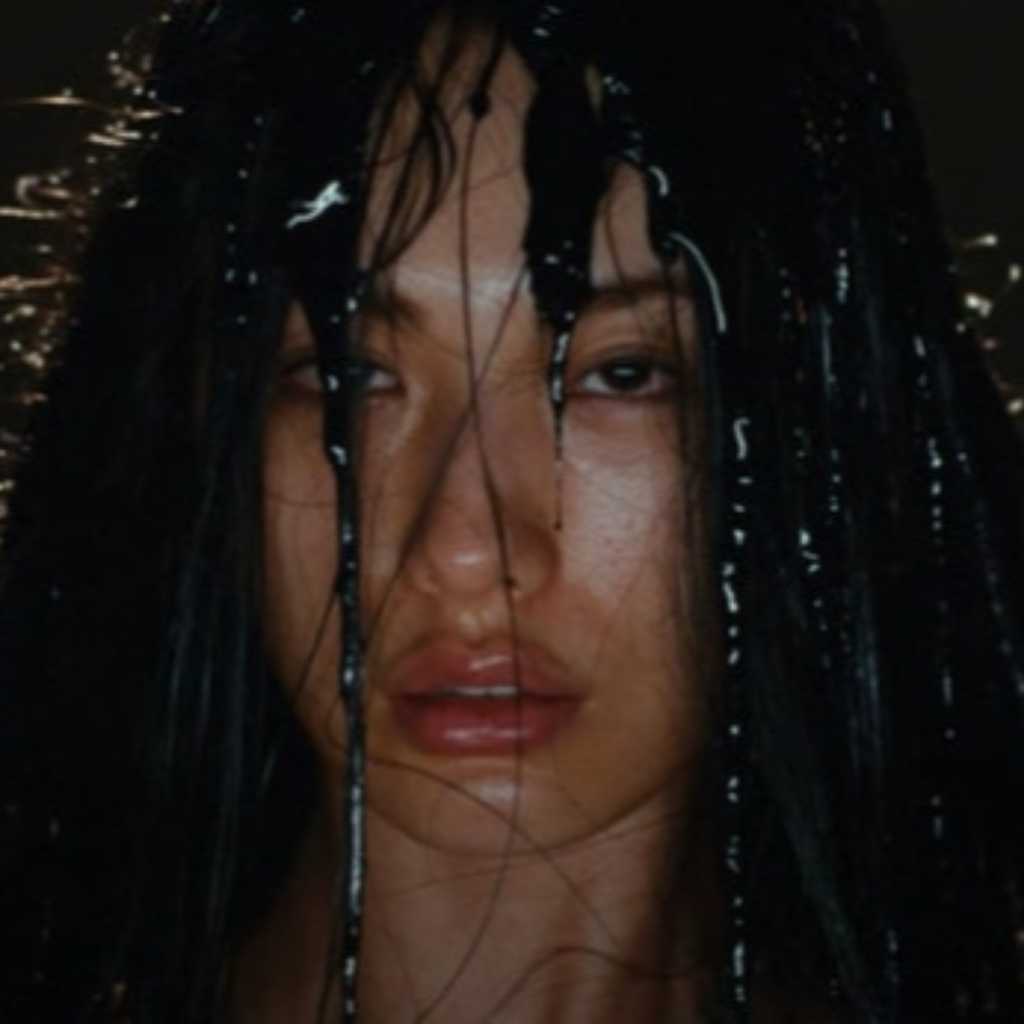 ナナ、大胆なビジュアルで限界突破！？タイトル曲「GOD」のMV予告映像が話題に