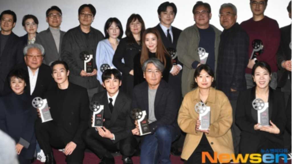 【PHOTO】チョ・ジョンソク＆チ・チャンウクら「韓国映画製作家協会賞」授賞式に出席