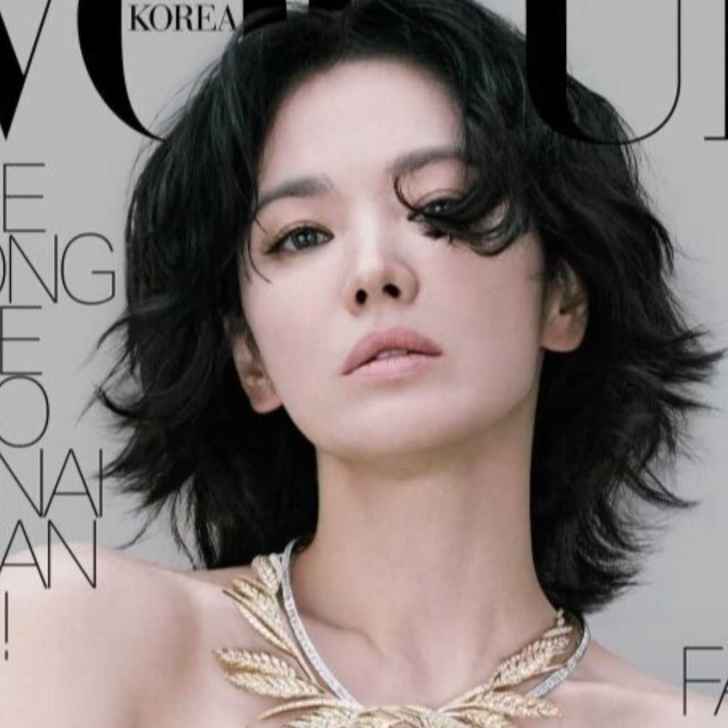 ソン・ヘギョ、変幻自在のビジュアルに反響！美デコルテあらわなドレス姿も…多彩な秋の装い披露