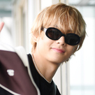 【PHOTO】BTSのV、海外スケジュールのためフランスへ出国…金髪姿で明るくピース(動画あり)