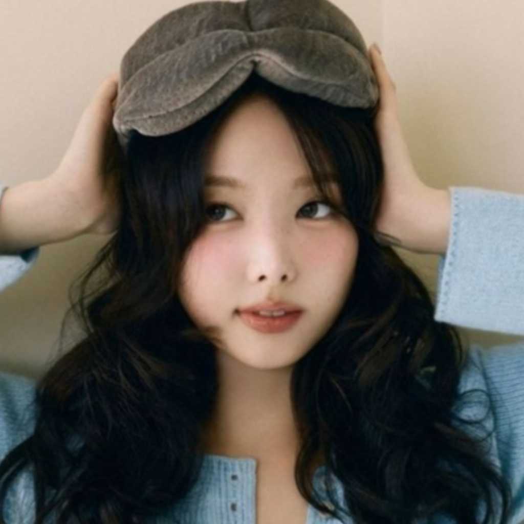 TWICE ナヨン、海外スケジュールの必需品！？キュートなグラビアに釘付け